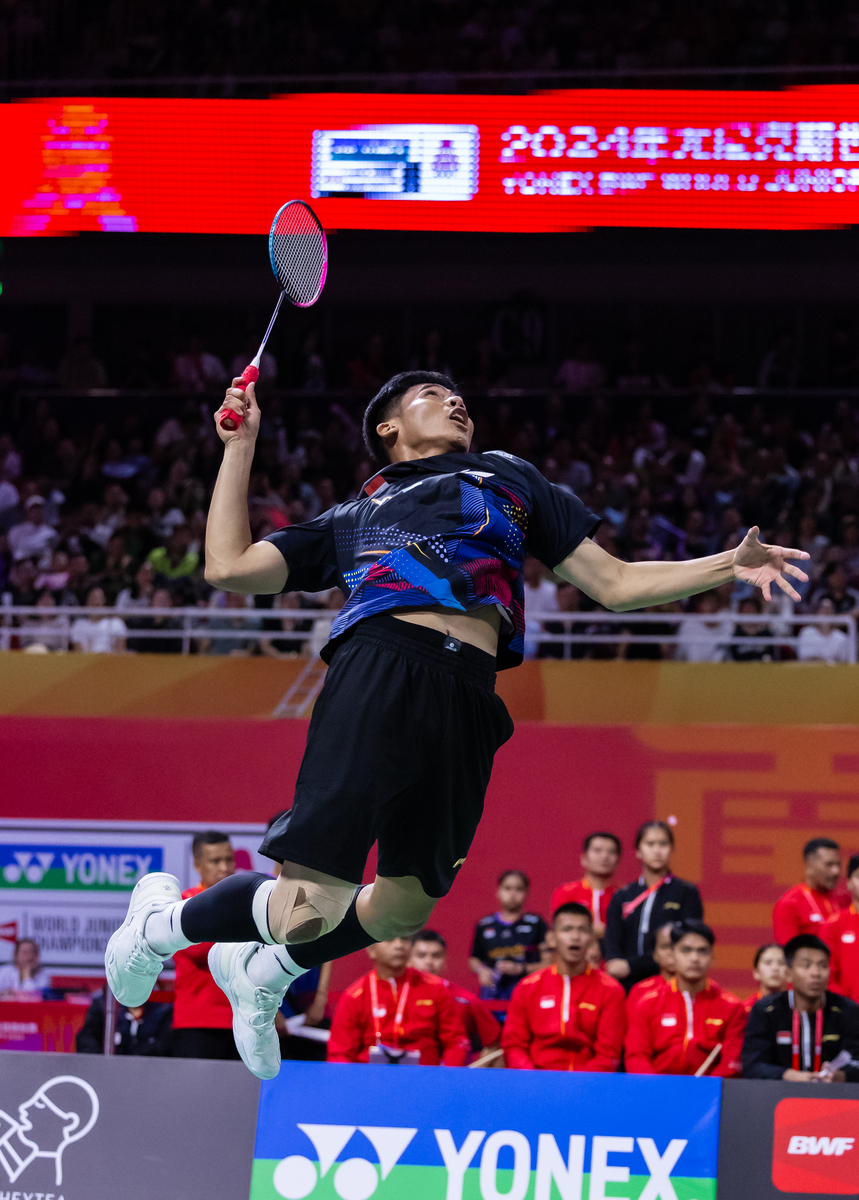 中国羽毛球队力克丹麦羽毛球队，李宗伟绝境逆转