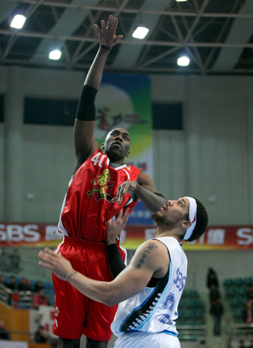 雷速官网-外援球员在比赛中展现出色表现，受到球迷喜爱