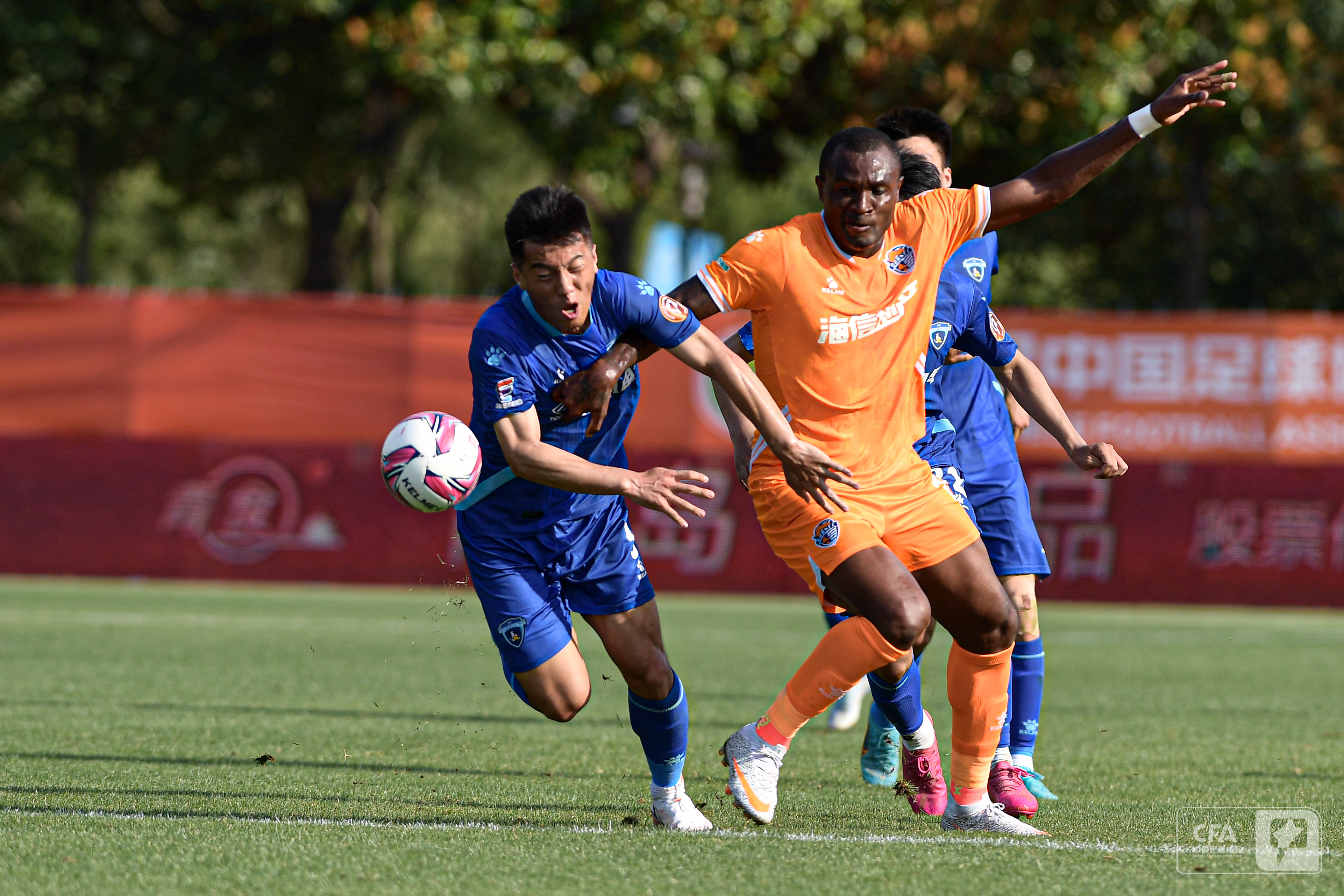 外援球员在比赛中展现出色表现，受到球迷喜爱