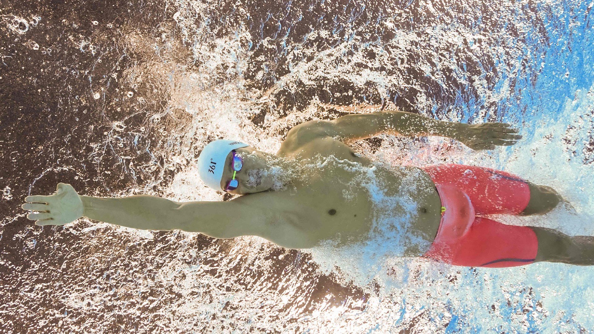 拜仁险胜希腊，马丁内利惊艳四座，一场战术与天赋的碰撞